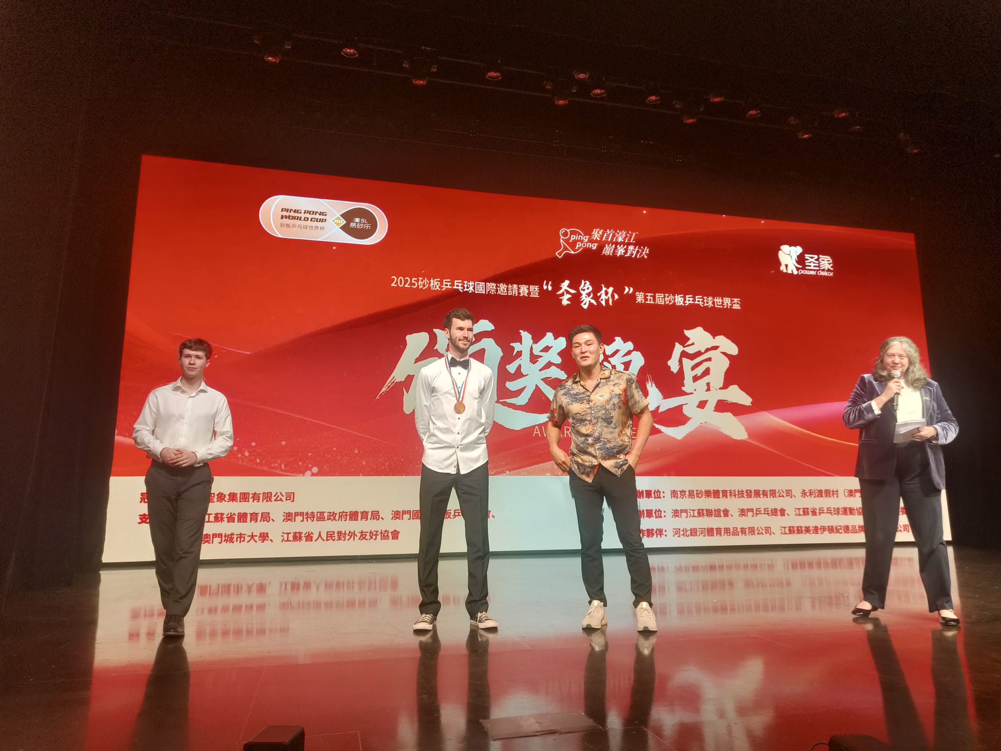 Adam Vitásek a Krog Bjarke při předávání cen